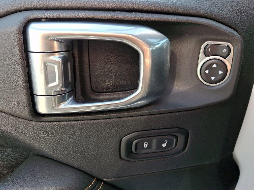 Used 2025 Jeep Wrangler Unlimited Sahara image 15