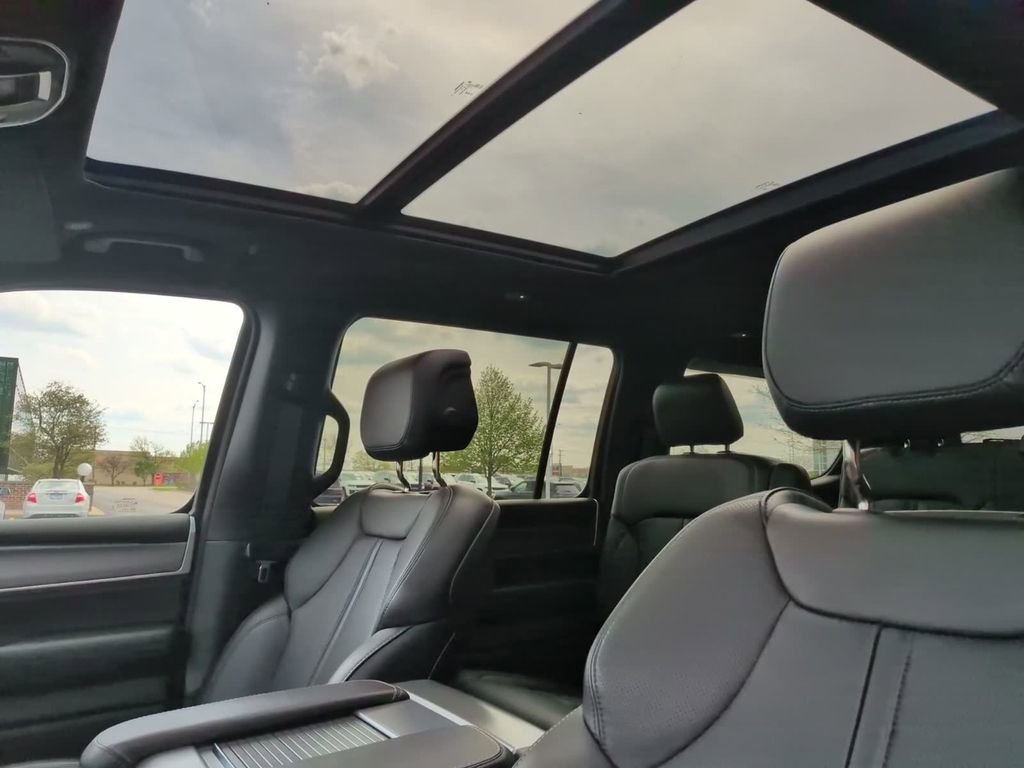 Certified 2025 Jeep Wagoneer Series II w/ Premium Group I AWD/4WD image 30