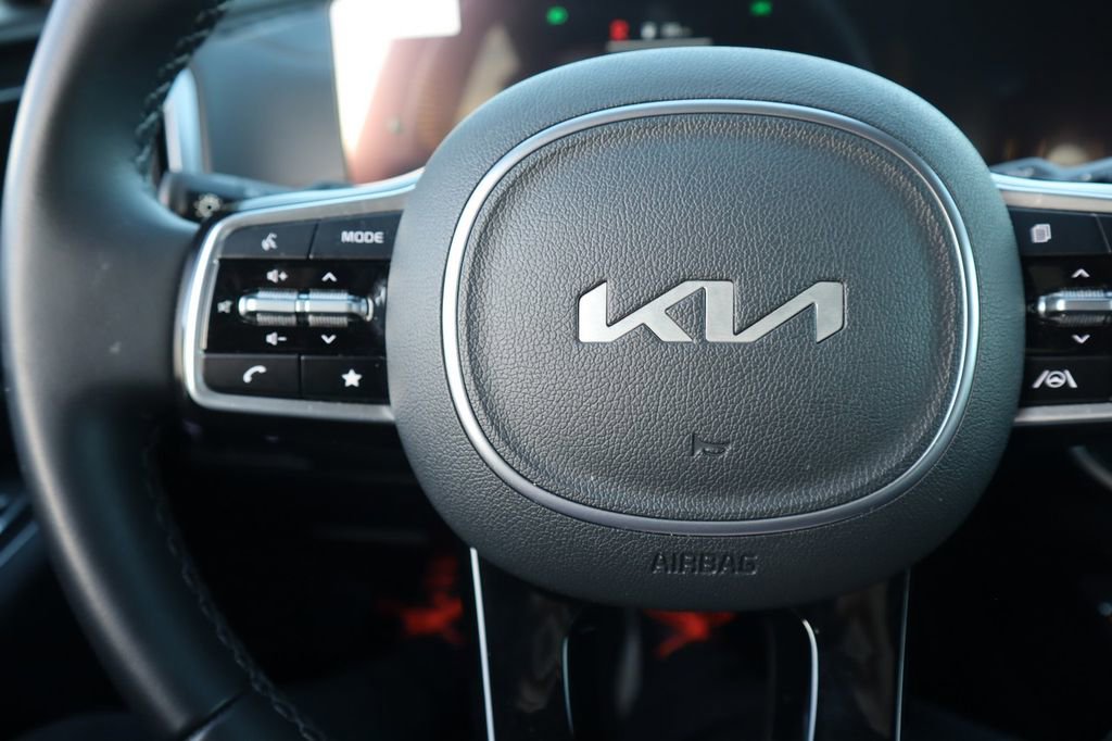 Used 2025 Kia Sorento S image 23
