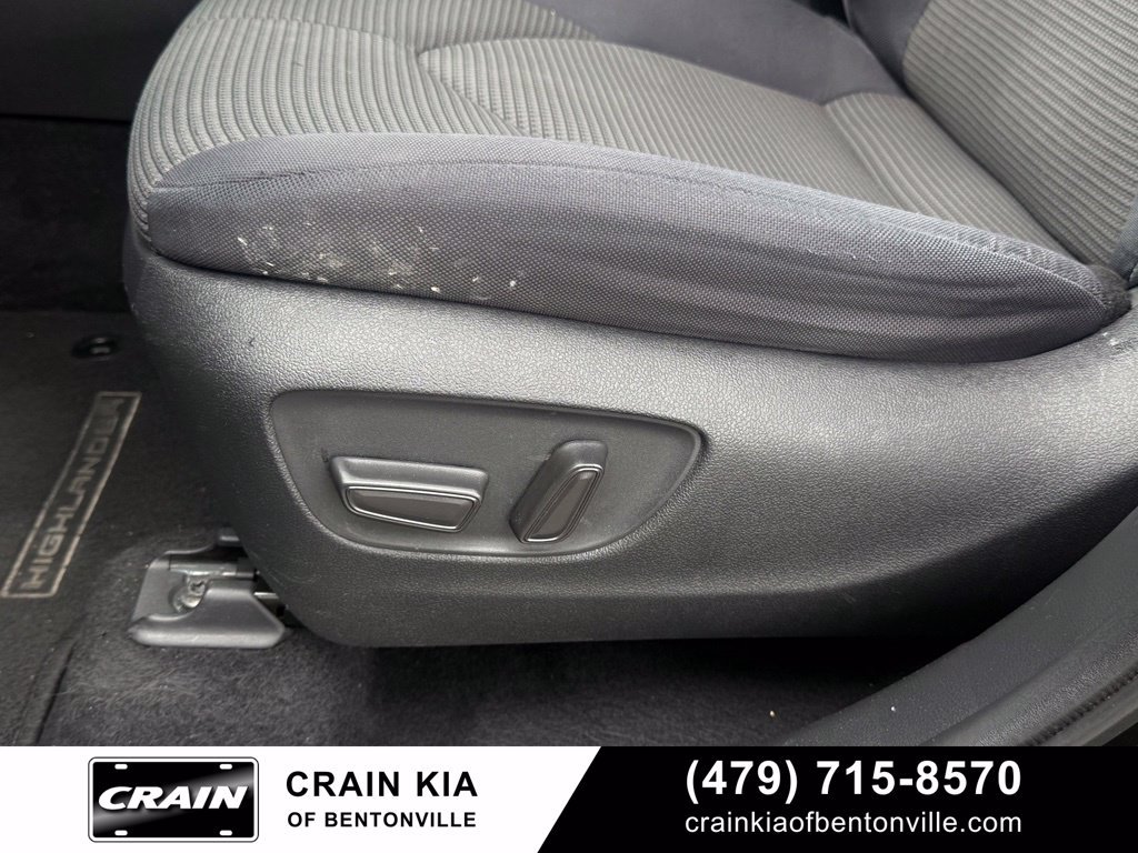 Used 2022 Toyota Highlander LE AWD/4WD image 11