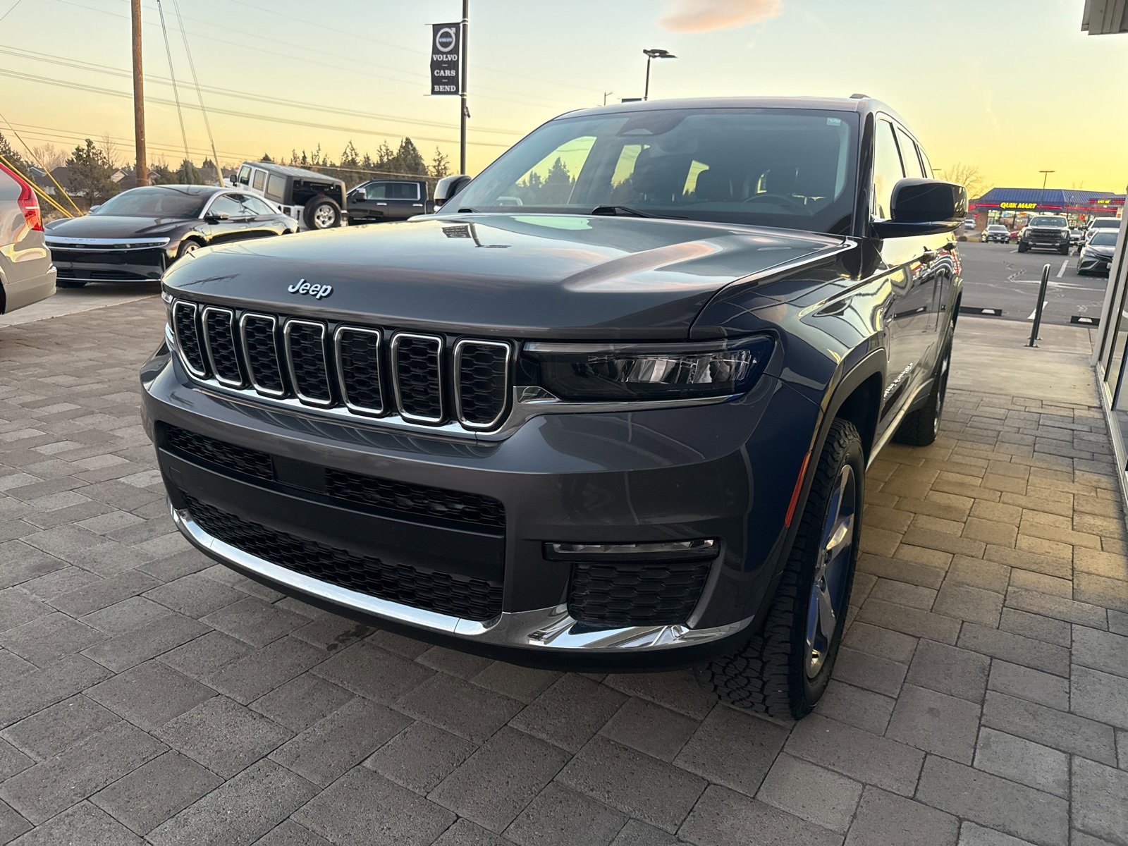 Used 2021 Jeep Grand Cherokee L Limited image 3