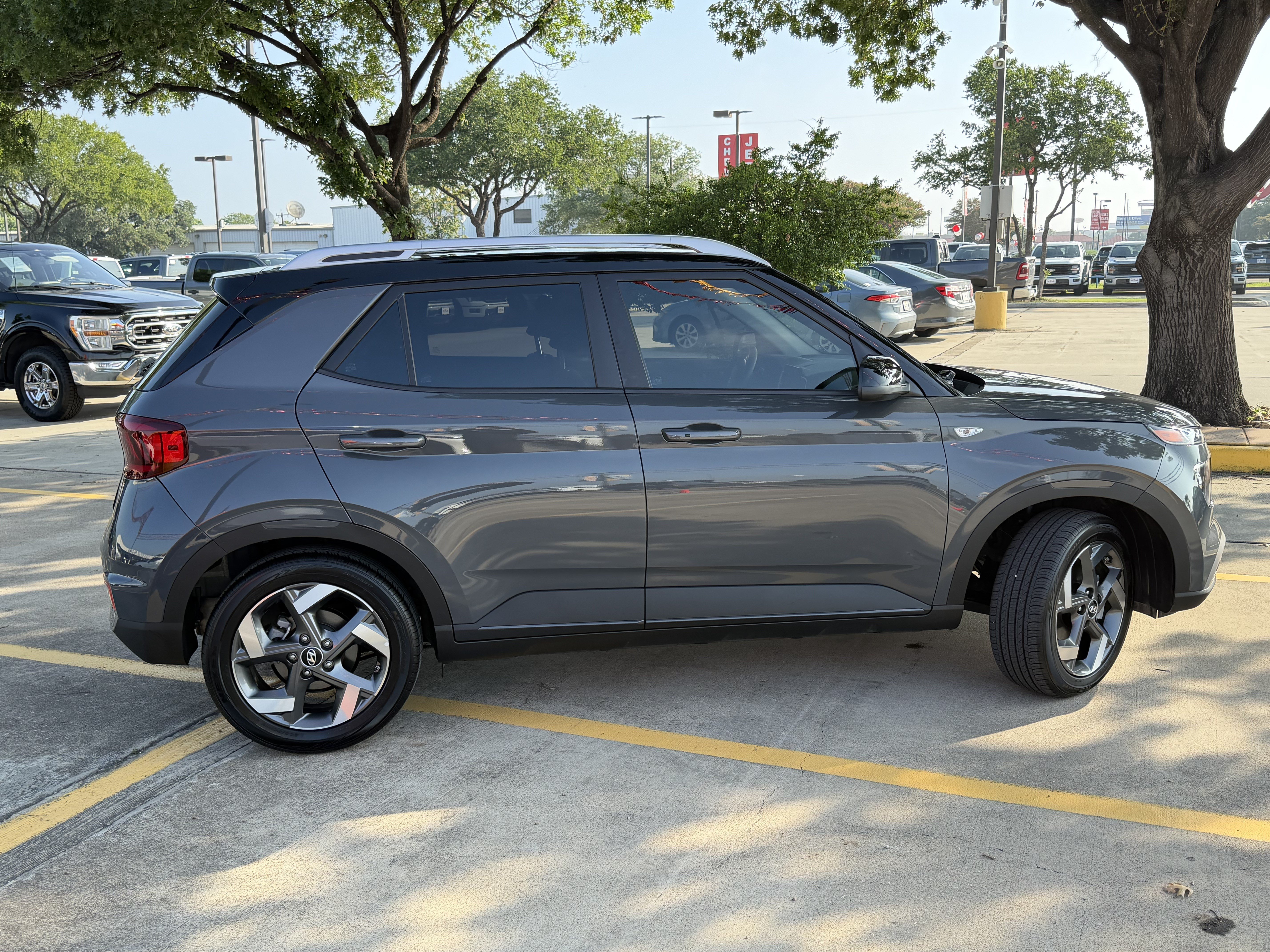 Used 2025 Hyundai Venue Limited FWD image 4