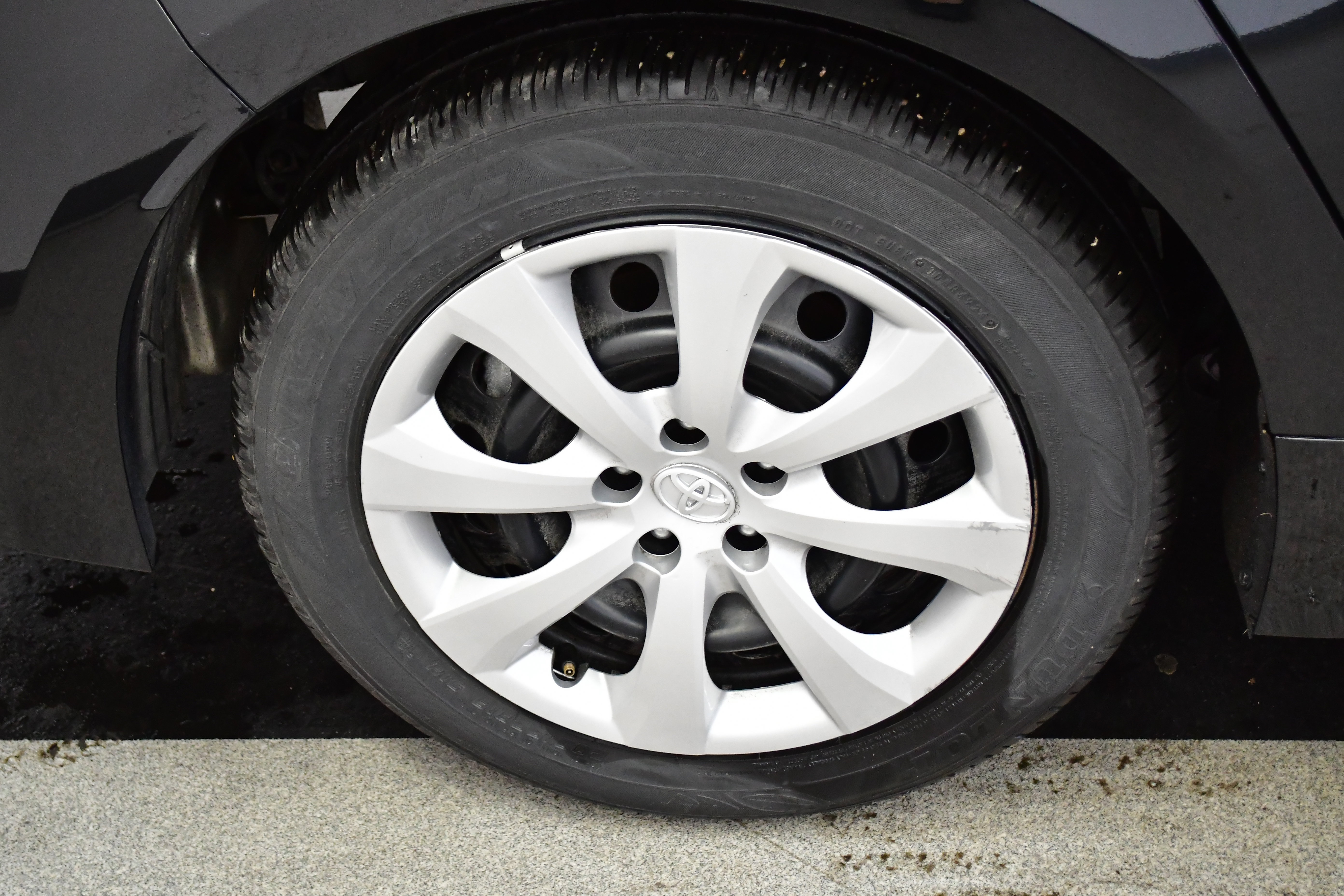 Used 2025 Toyota Corolla LE image 32