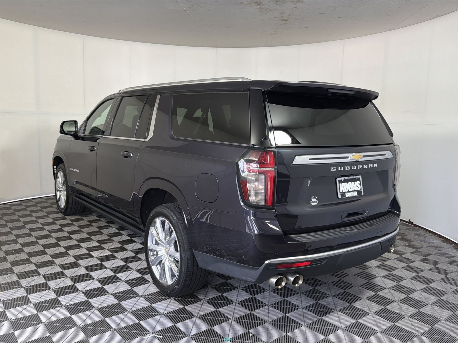 Used 2023 Chevrolet Suburban High Country AWD/4WD image 4