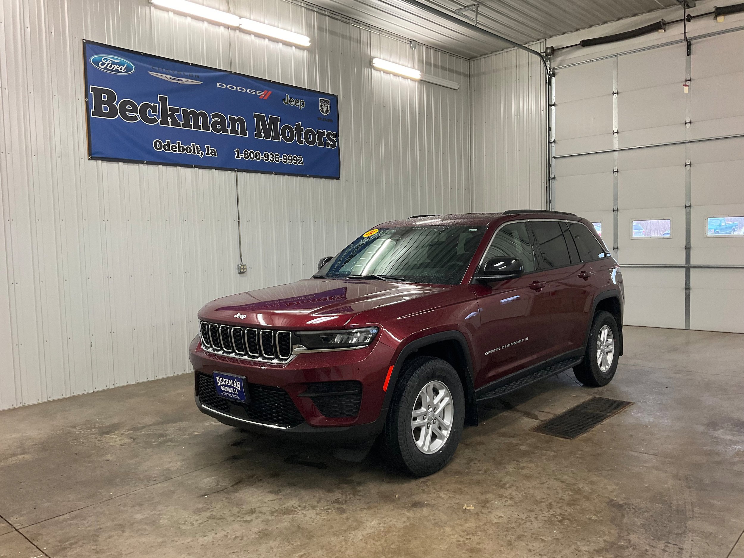 Used 2024 Jeep Grand Cherokee Laredo AWD/4WD image 1