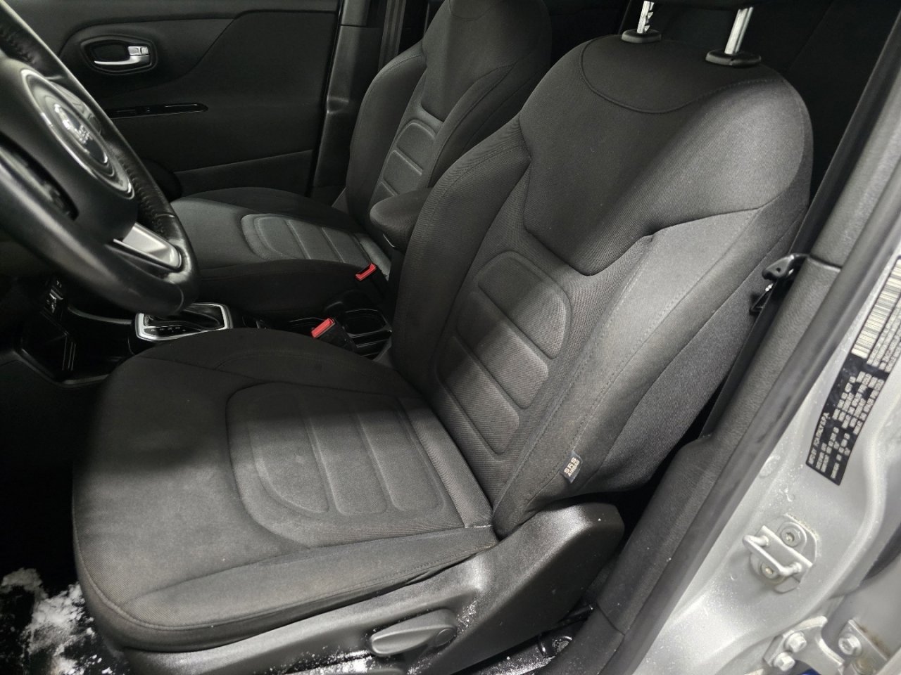 Used 2018 Jeep Renegade Latitude w/ Cold Weather Group image 18