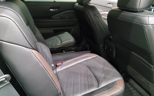 Used 2024 Nissan Pathfinder Platinum image 17