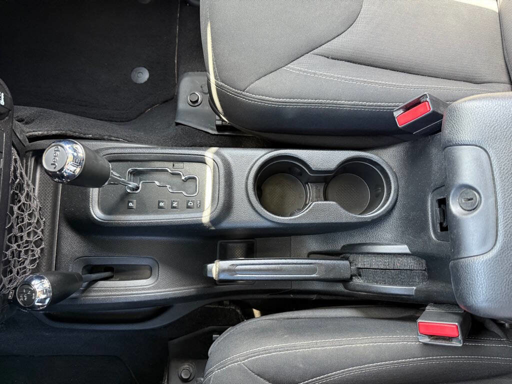 Used 2015 Jeep Wrangler Unlimited Sahara w/ Connectivity Group image 16