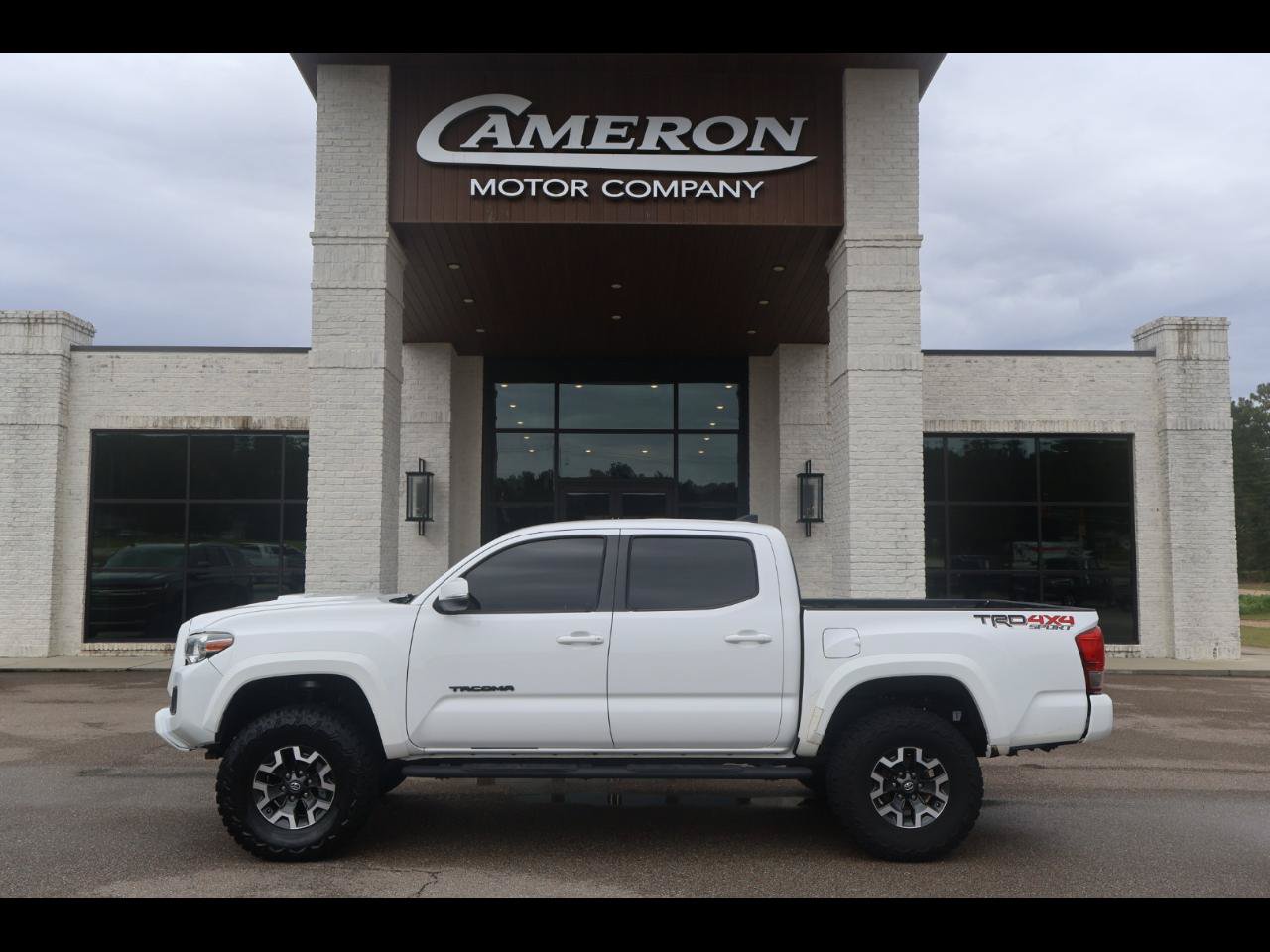 Used 2017 Toyota Tacoma TRD Sport w/ Tow Package (A/T)