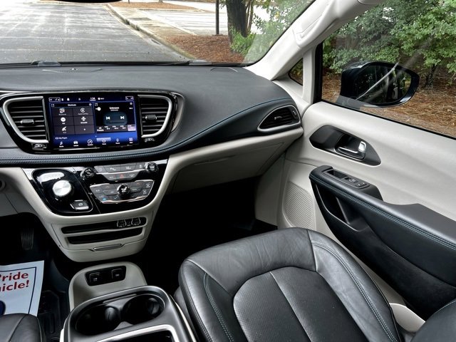 Used 2021 Chrysler Pacifica Touring-L image 32