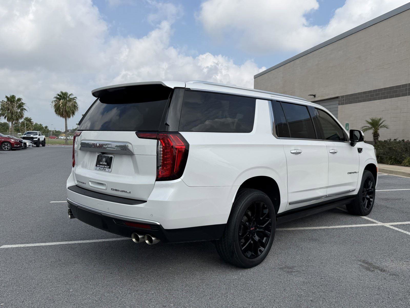 Used 2022 GMC Yukon XL Denali AWD/4WD image 16
