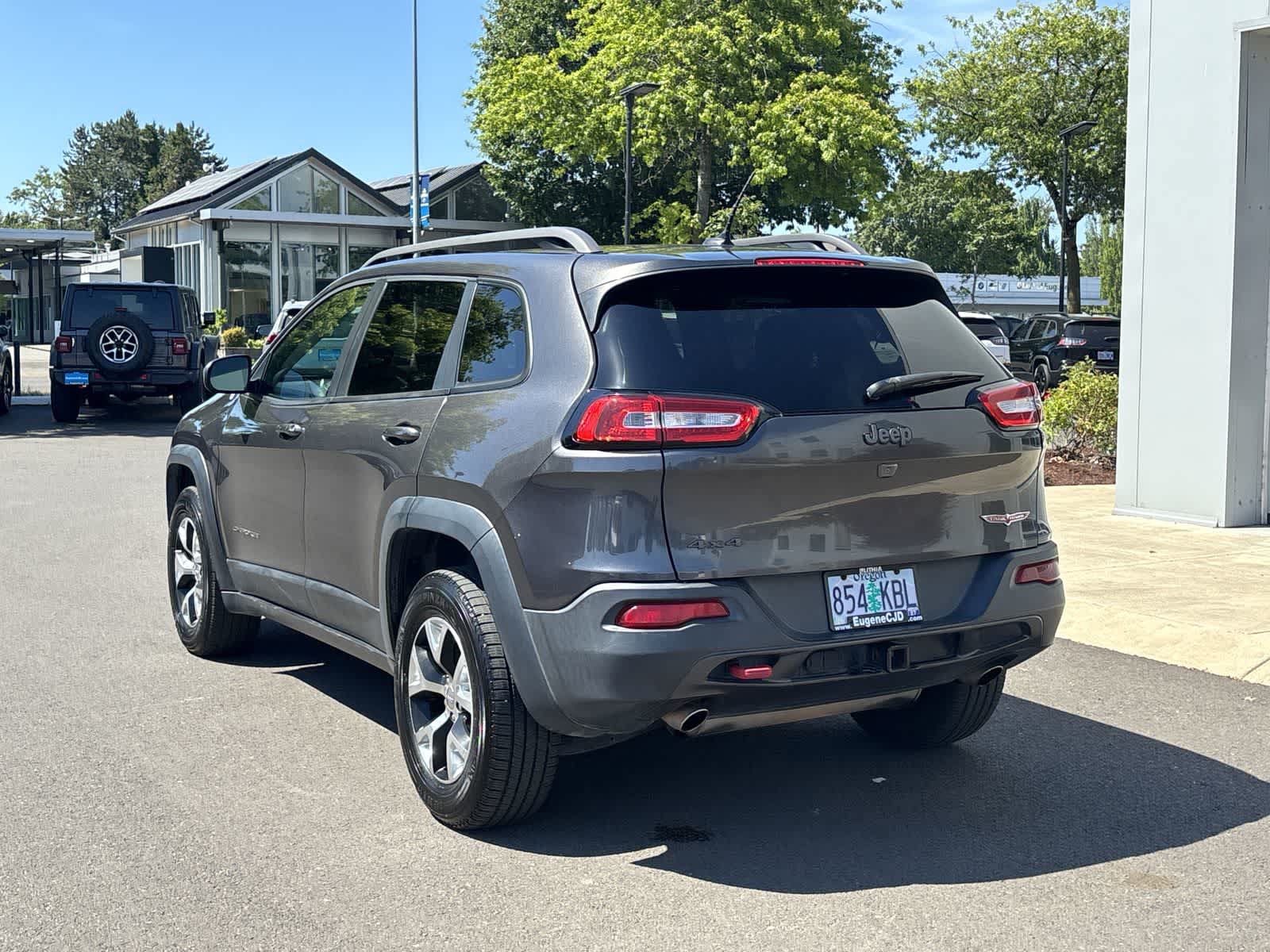 Used 2014 Jeep Cherokee Trailhawk w/ Comfort/Convenience Group AWD/4WD image 3