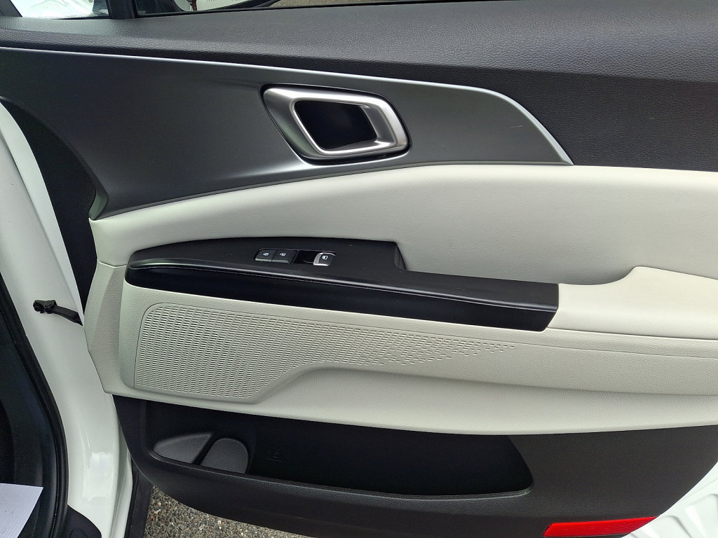 Used 2022 Kia Carnival LX FWD image 12