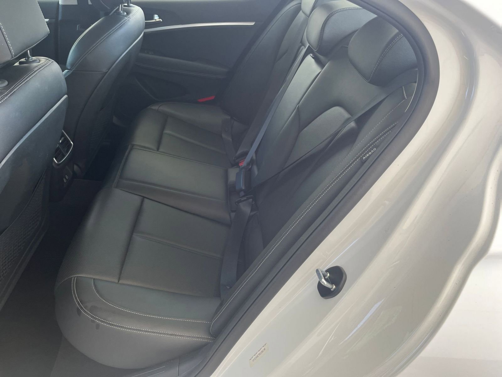 Used 2025 Genesis G70 2.5T image 28