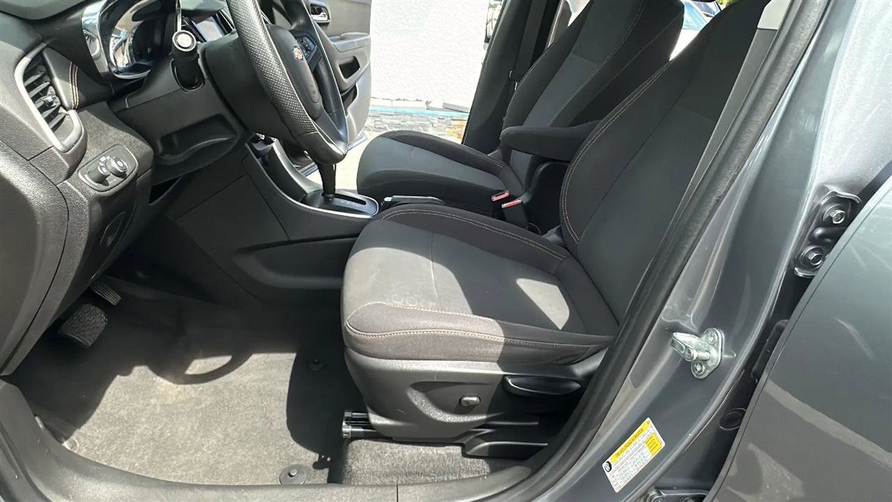 Used 2020 Chevrolet Trax LS FWD image 25