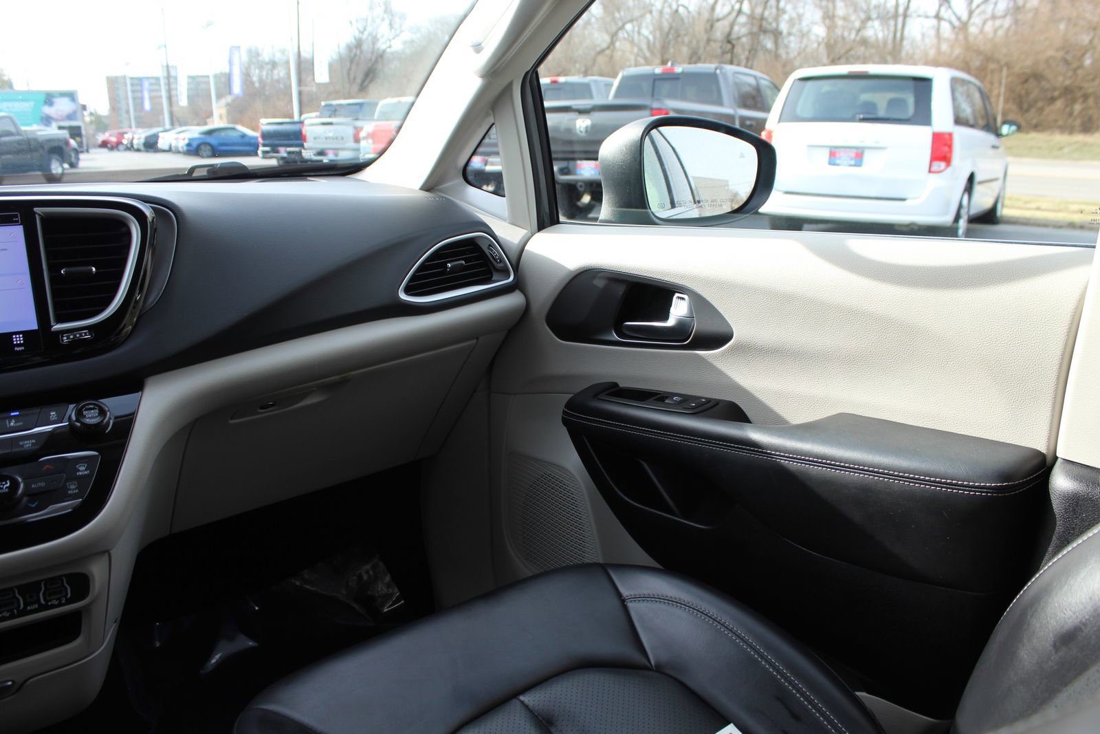 Used 2023 Chrysler Pacifica Touring-L image 11