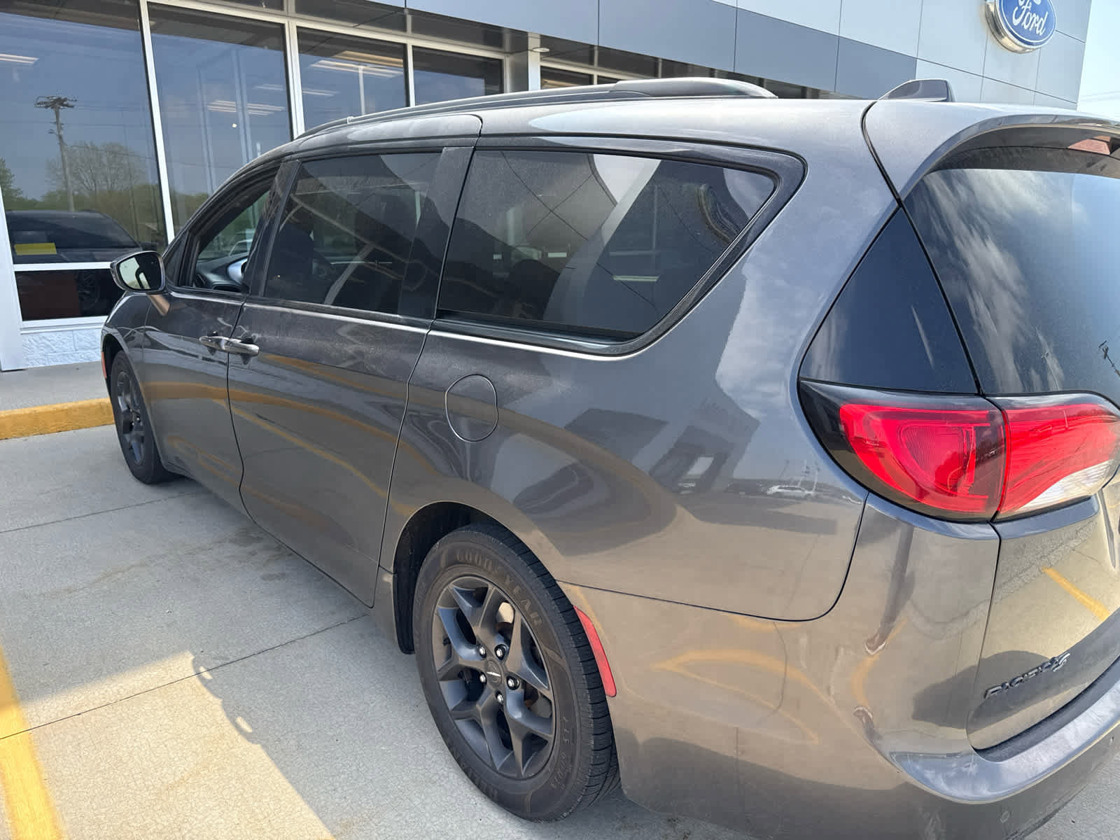 Used 2018 Chrysler Pacifica Touring-L w/ S Appearance Package image 6