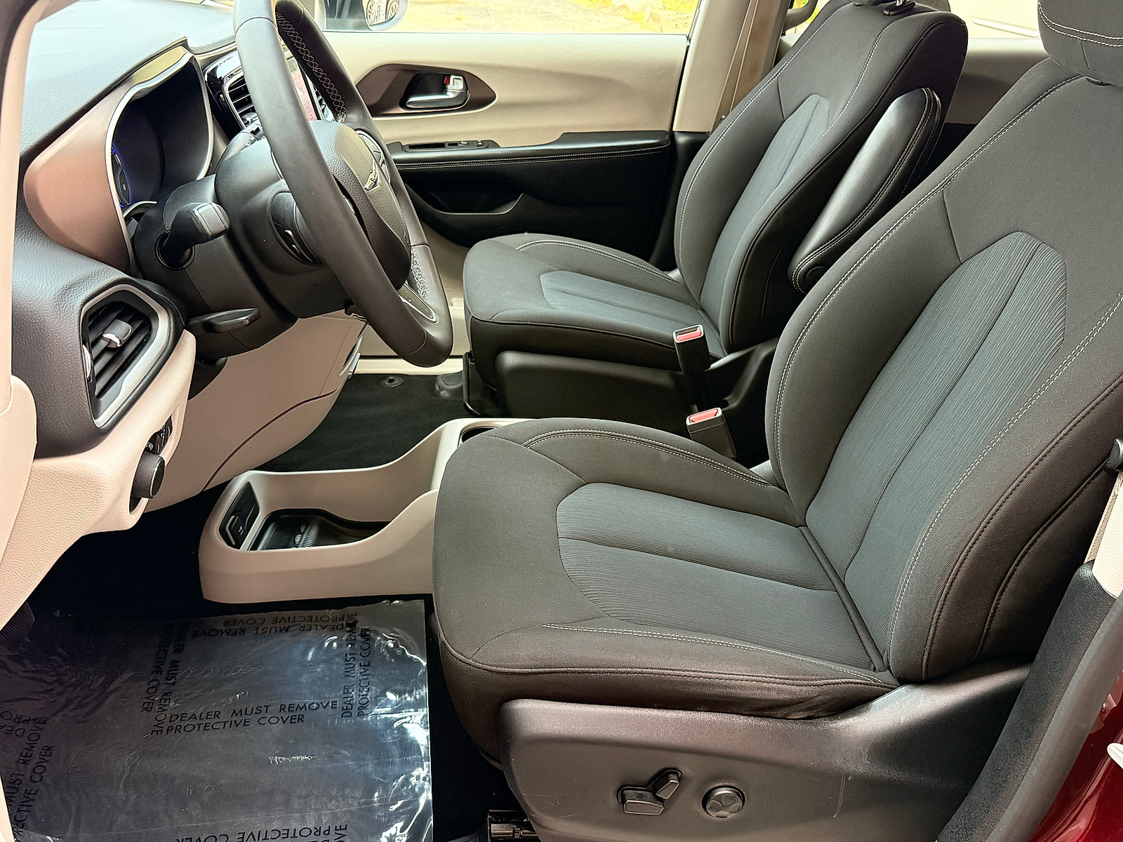 Used 2023 Chrysler Voyager LX FWD image 31