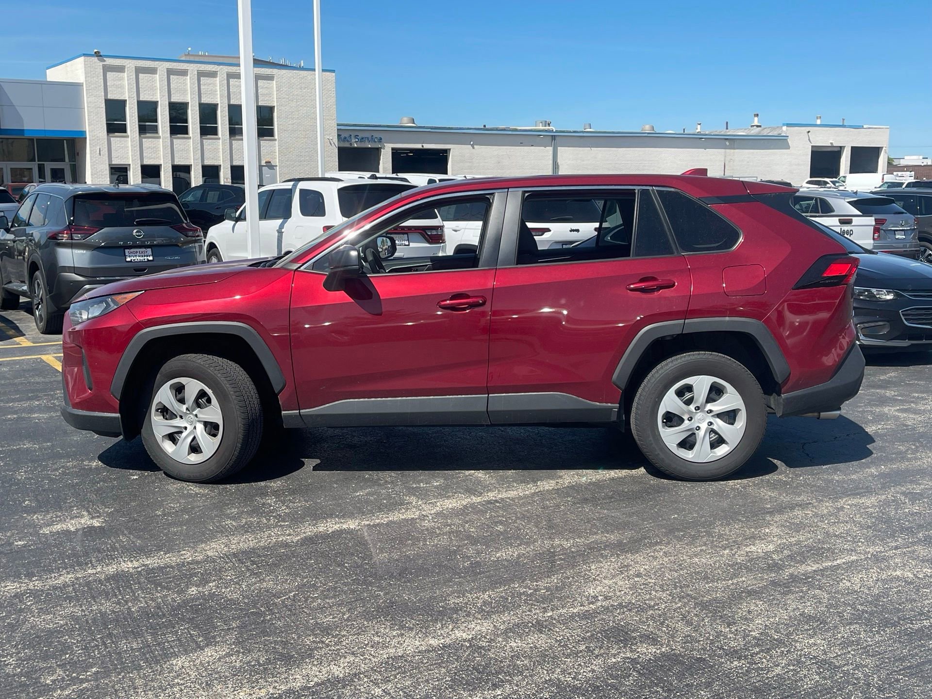 Used 2022 Toyota RAV4 LE AWD/4WD image 4