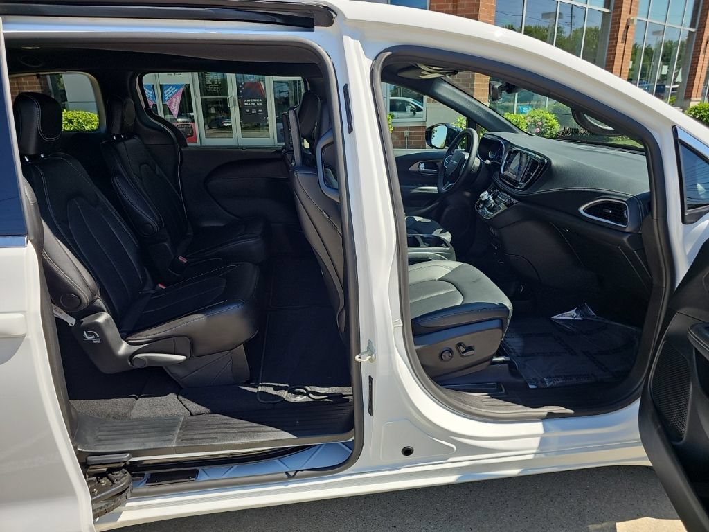 Used 2025 Chrysler Pacifica Select w/ Uconnect Theater Family Group AWD/4WD image 30