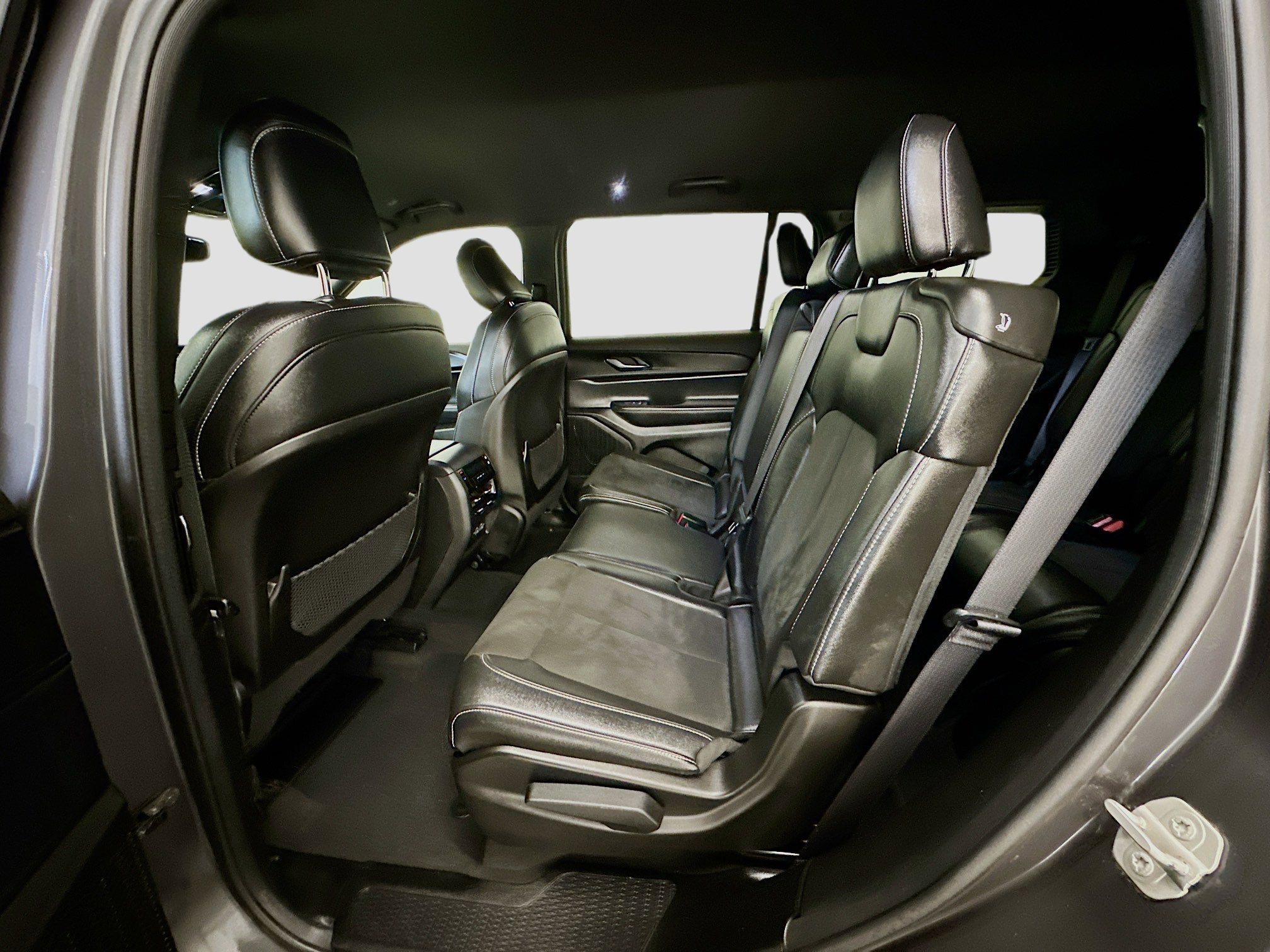 Used 2024 Jeep Grand Cherokee L Laredo image 28