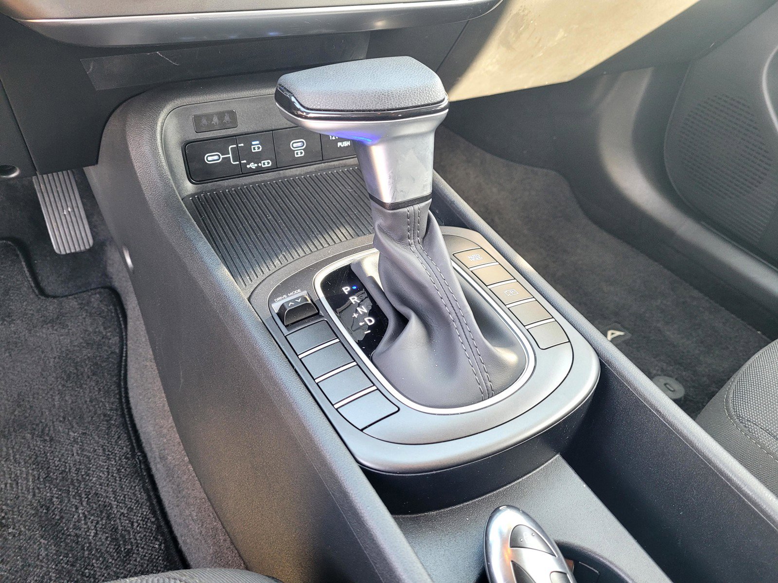 Used 2025 Hyundai Kona SE image 18