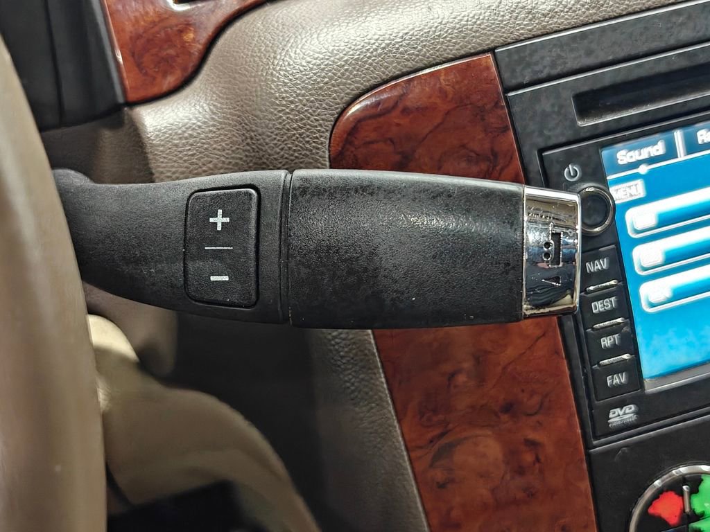 Used 2011 Chevrolet Avalanche LTZ AWD/4WD image 19