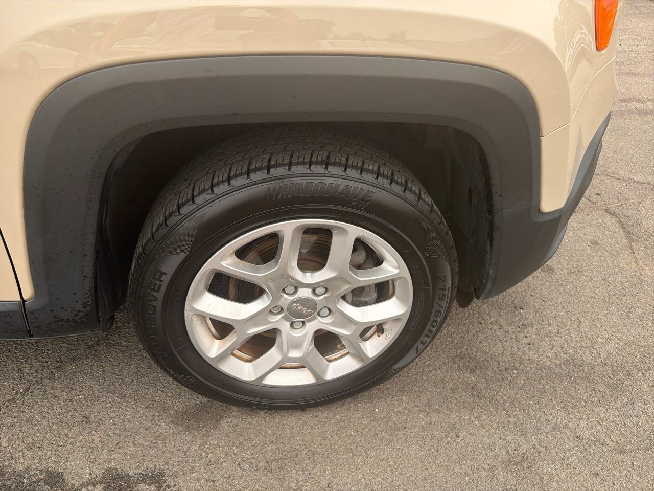 Used 2016 Jeep Renegade Latitude FWD image 4