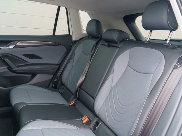 Used 2025 Volkswagen Tiguan SE w/ Panoramic Sunroof Package image 18