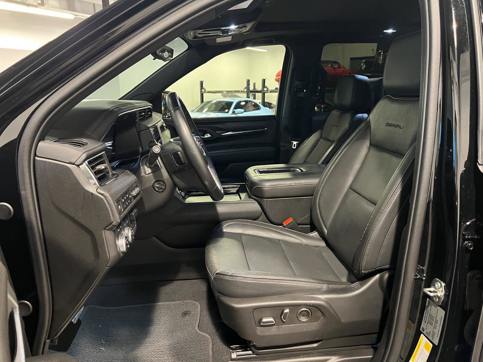 Used 2024 GMC Yukon Denali w/ Advanced Technology Package image 9