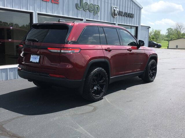 Used 2023 Jeep Grand Cherokee Limited w/ Black Appearance Package AWD/4WD image 3