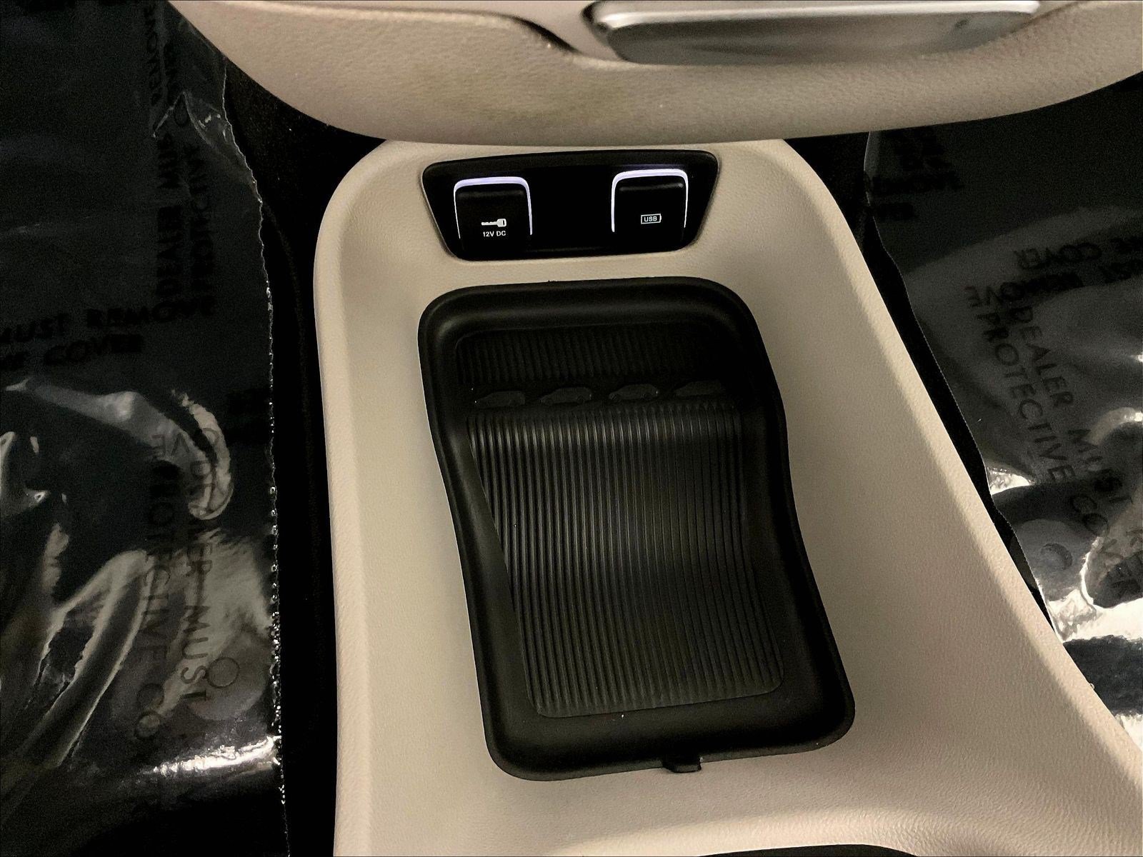 Used 2017 Chrysler Pacifica Touring-L FWD image 16