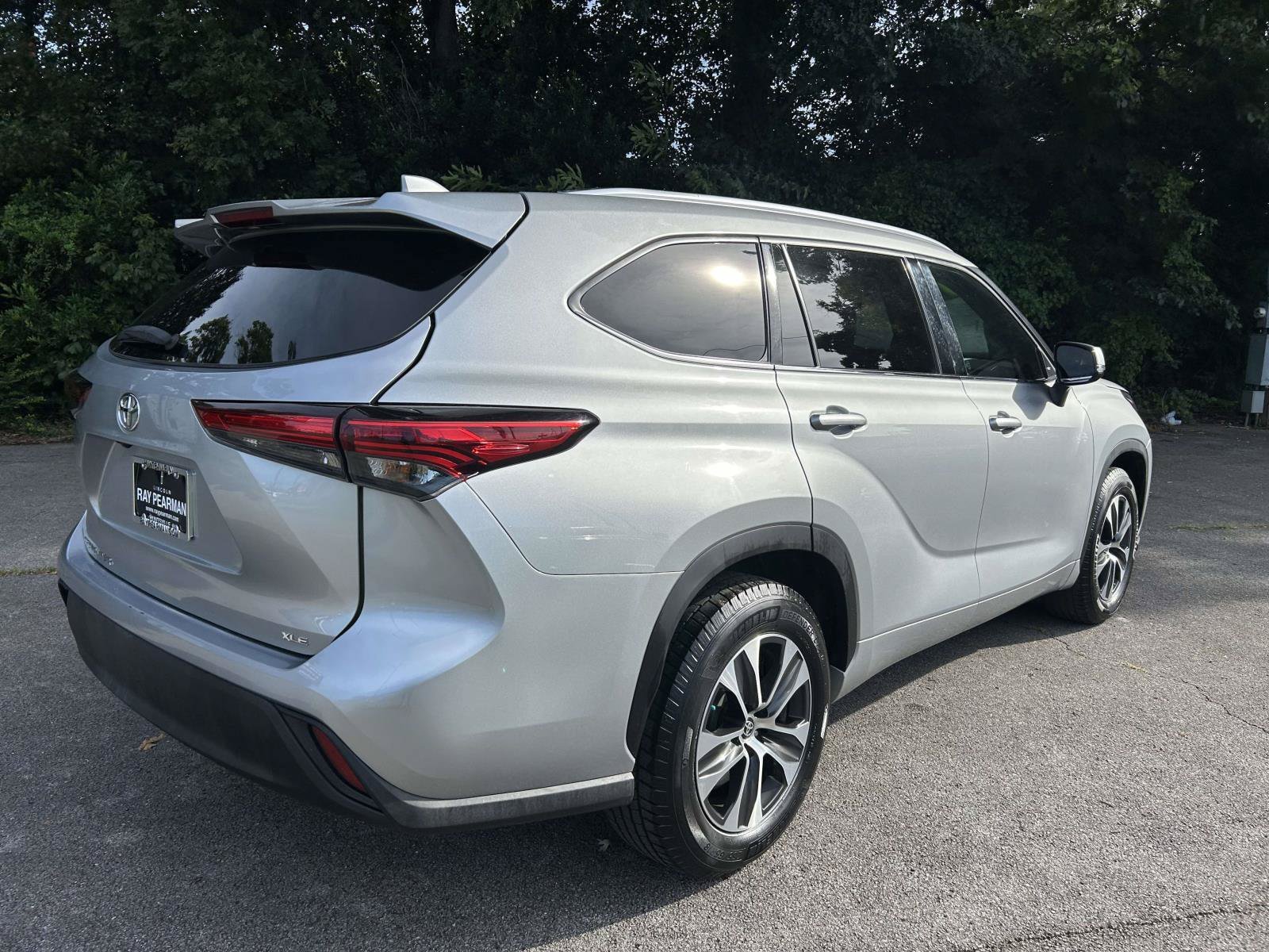 Used 2020 Toyota Highlander XLE FWD image 3