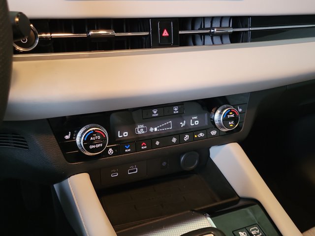 Used 2023 Mitsubishi Outlander SEL AWD/4WD image 28