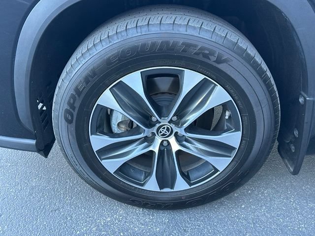 Used 2024 Toyota Highlander XLE AWD/4WD image 14