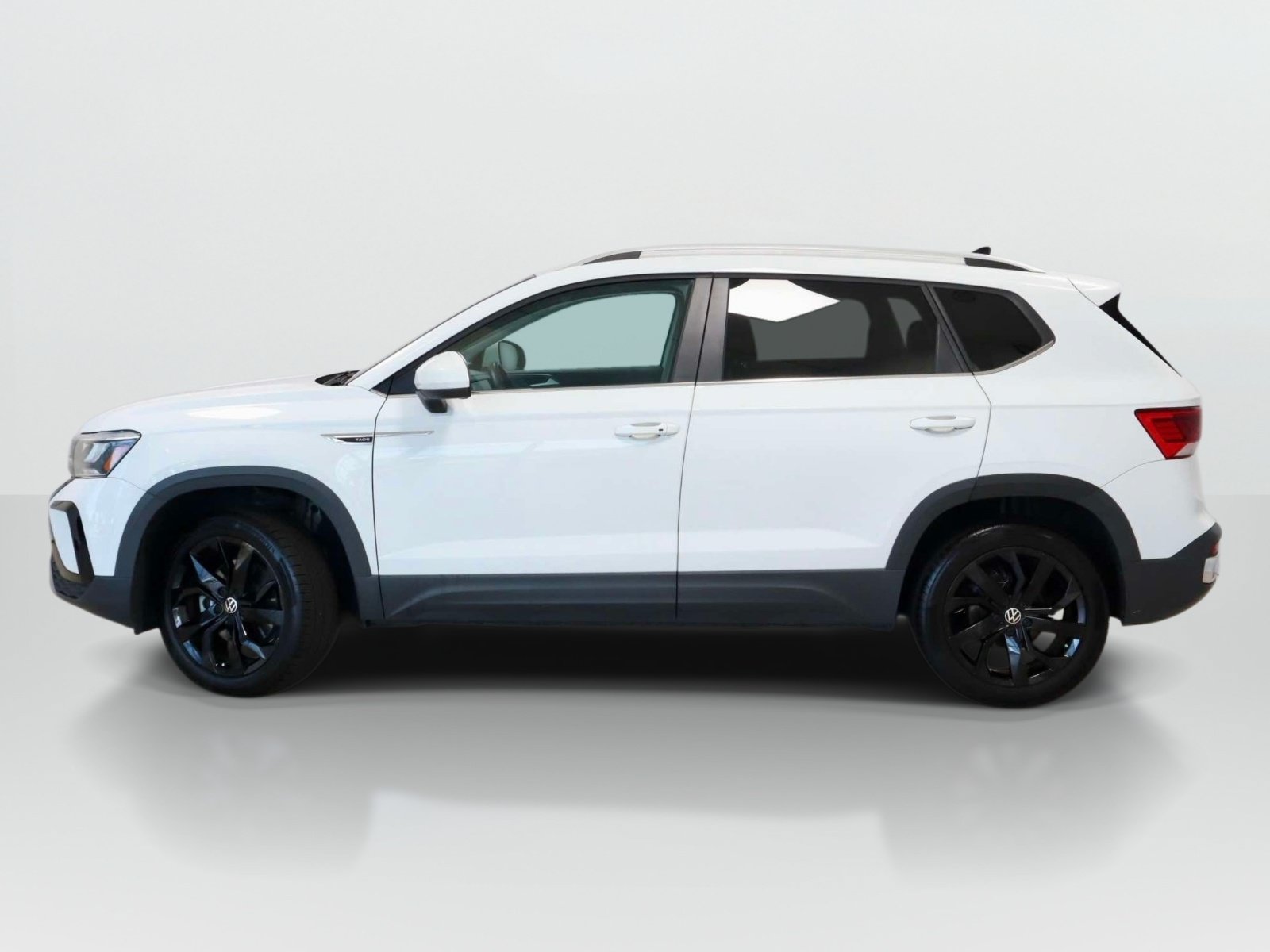 Used 2022 Volkswagen Taos SE FWD image 2