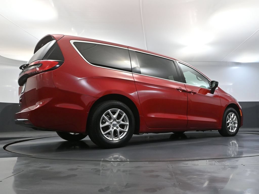 Used 2024 Chrysler Pacifica Touring-L FWD image 52