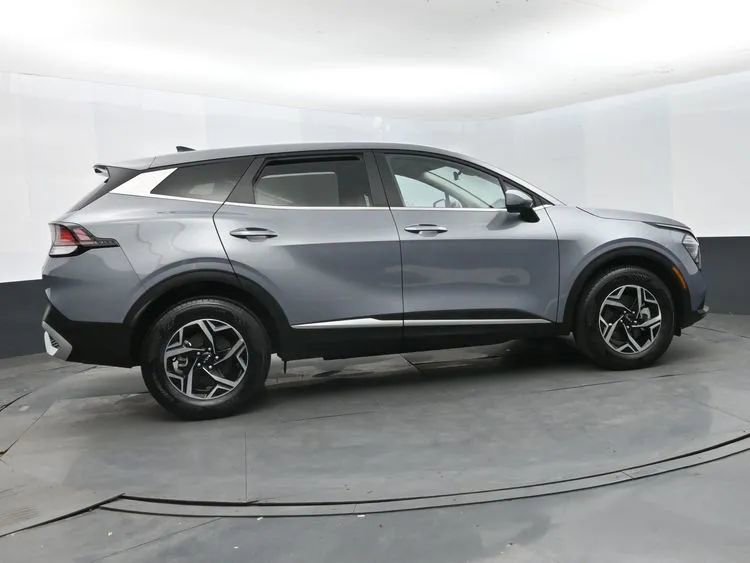 Used 2025 Kia Sportage LX image 4