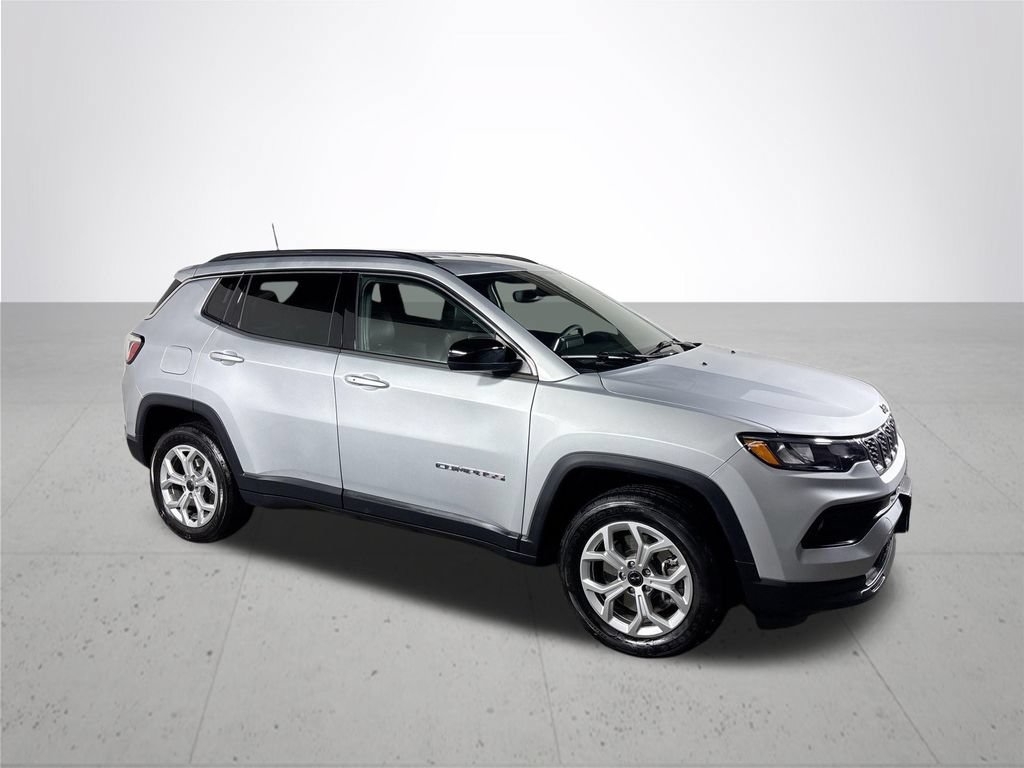Used 2025 Jeep Compass Latitude AWD/4WD image 4