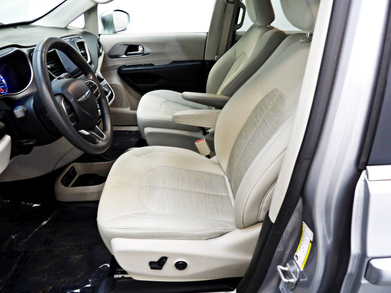 Used 2017 Chrysler Pacifica Touring Plus FWD image 8