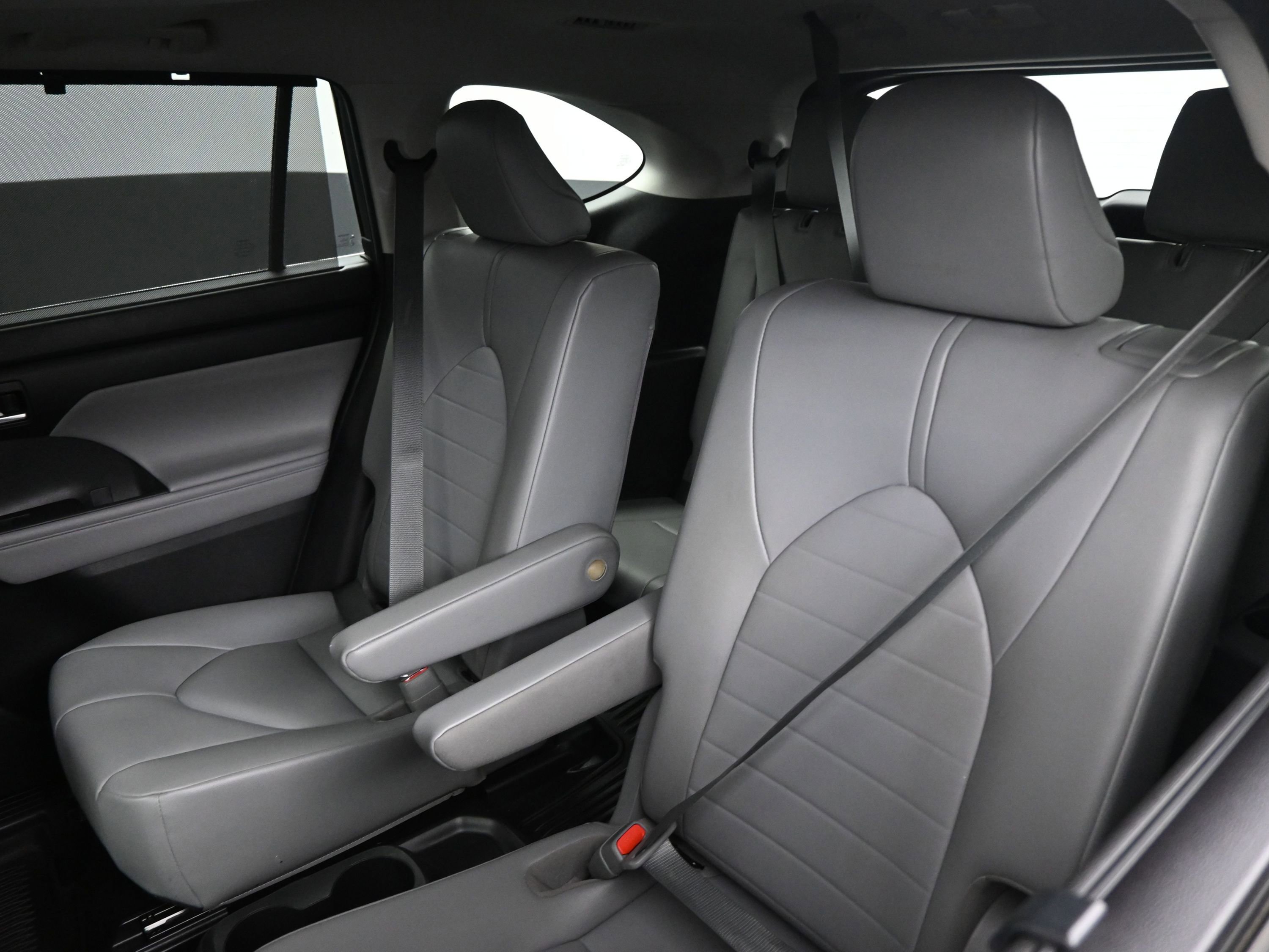 Used 2020 Toyota Highlander XLE image 18