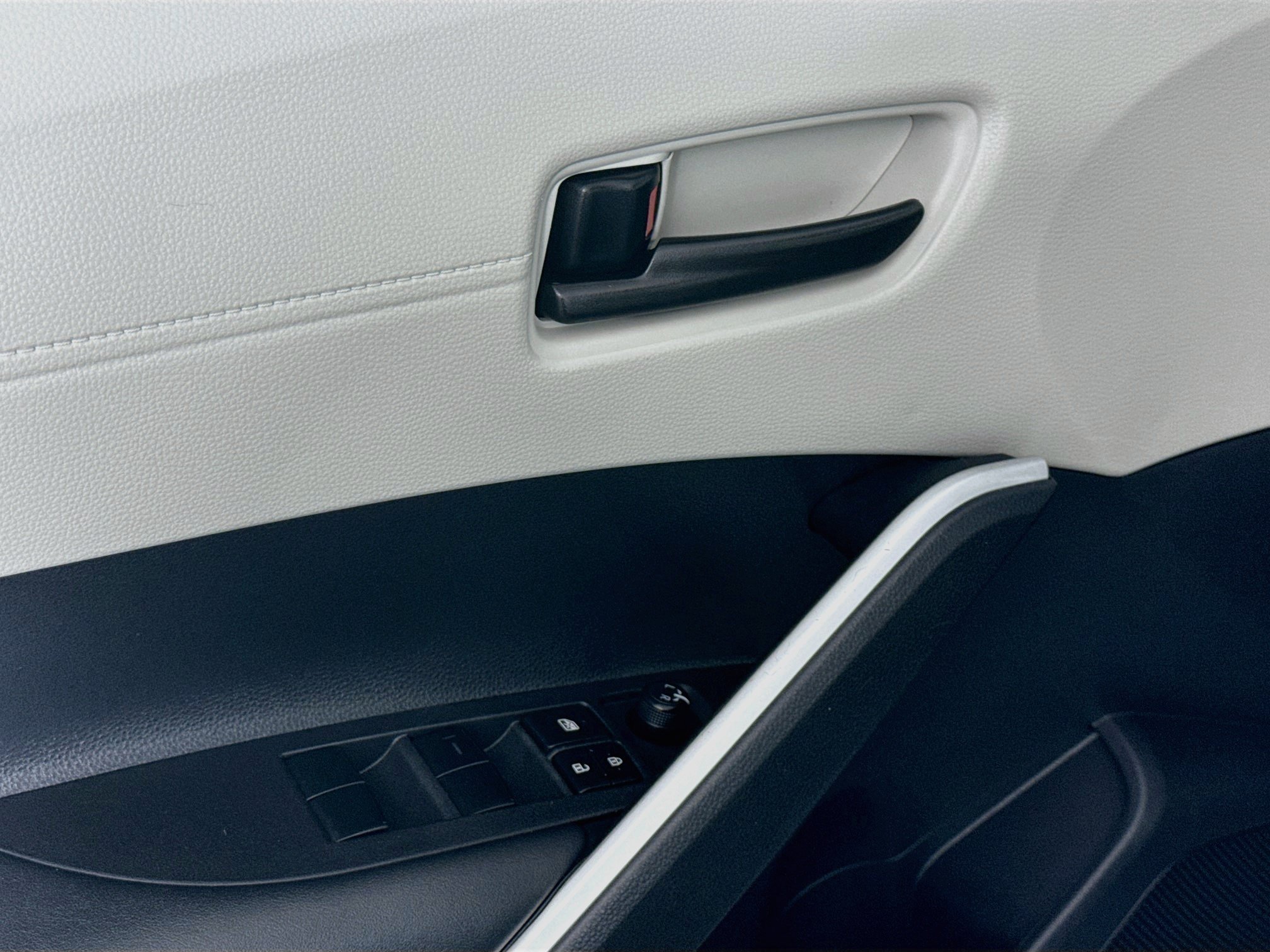 Used 2025 Toyota Corolla Cross L FWD image 19