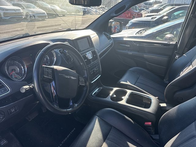 Used 2014 Chrysler Town & Country S image 6