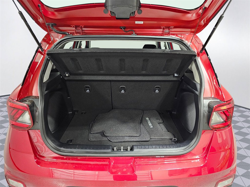 Used 2022 Hyundai Venue SEL image 16
