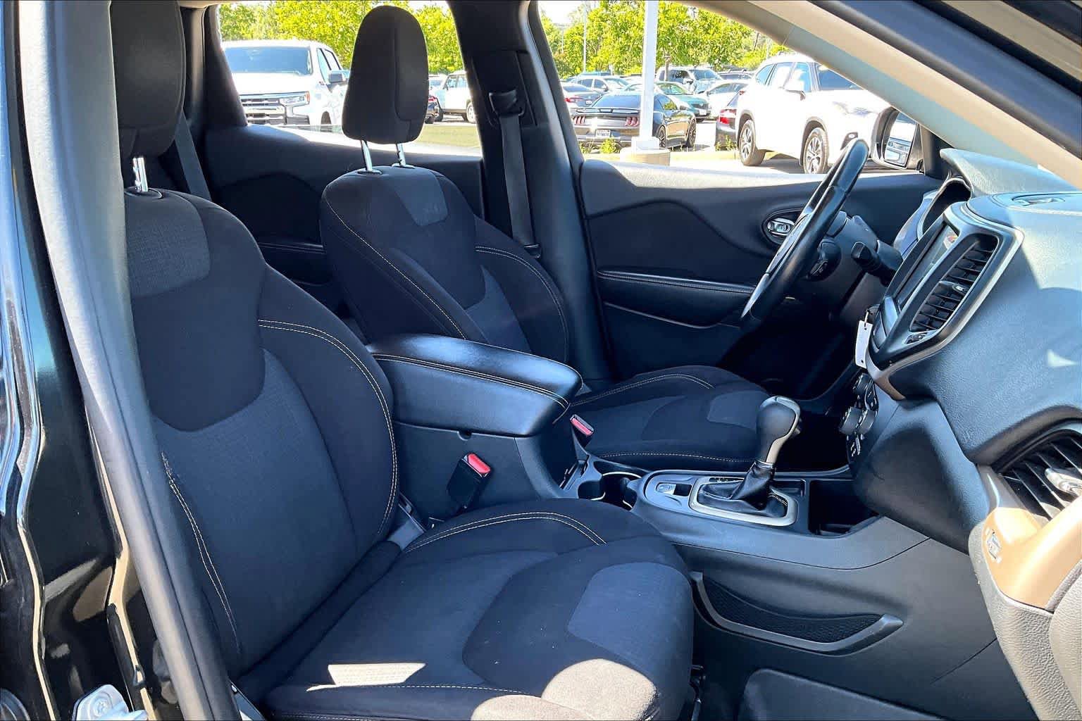 Used 2016 Jeep Cherokee Latitude FWD image 8