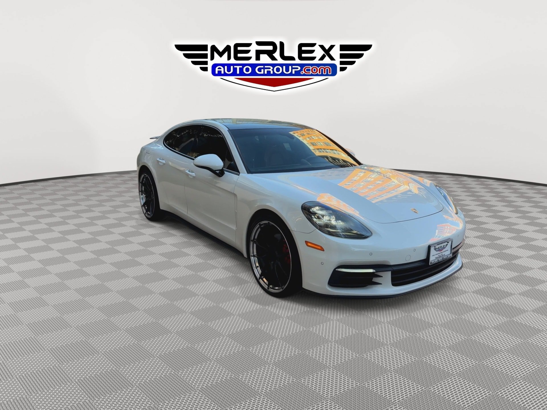 Used 2018 Porsche Panamera RWD image 2