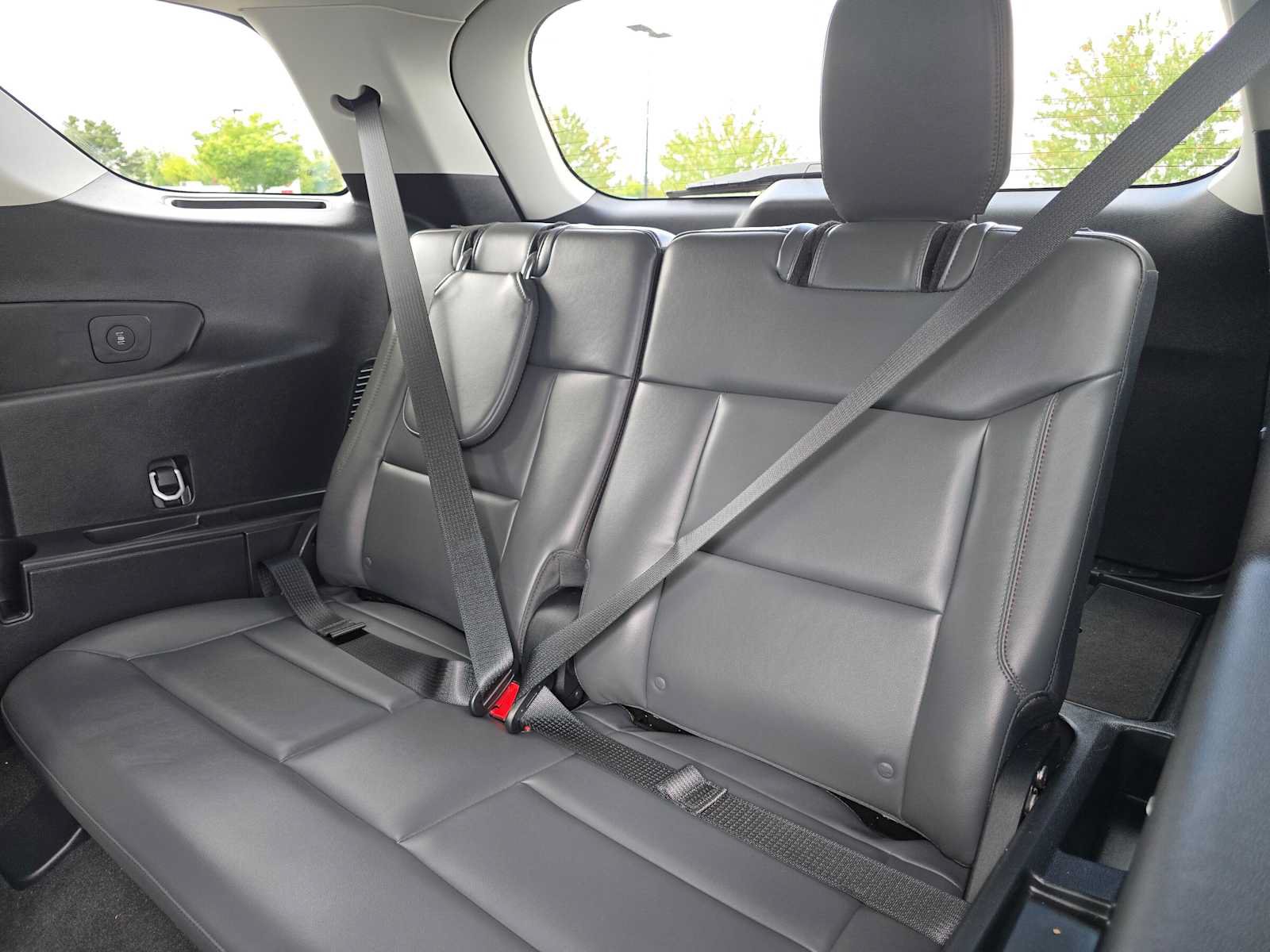 Used 2025 Ford Explorer Active w/ Active Comfort Package RWD image 18