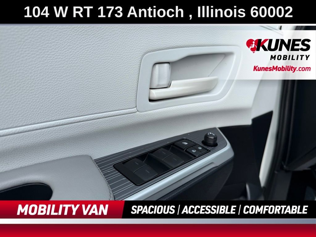 Used 2025 Toyota Sienna LE image 26