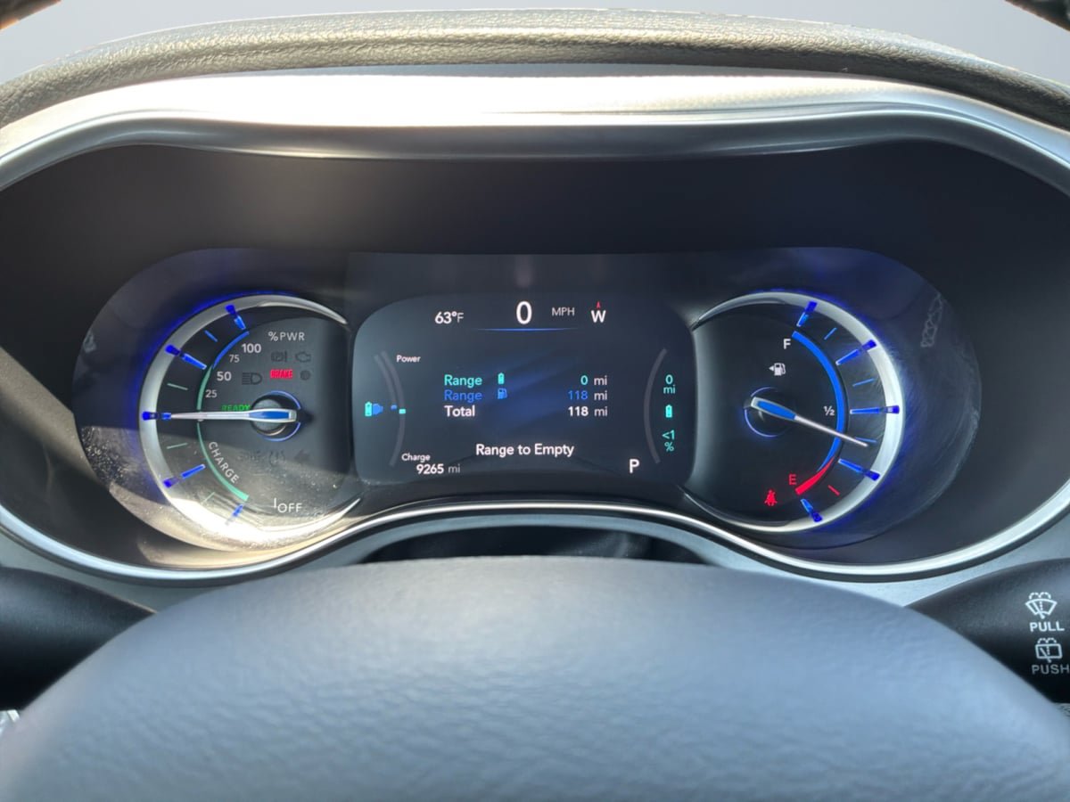 Used 2025 Chrysler Pacifica Premium FWD image 12