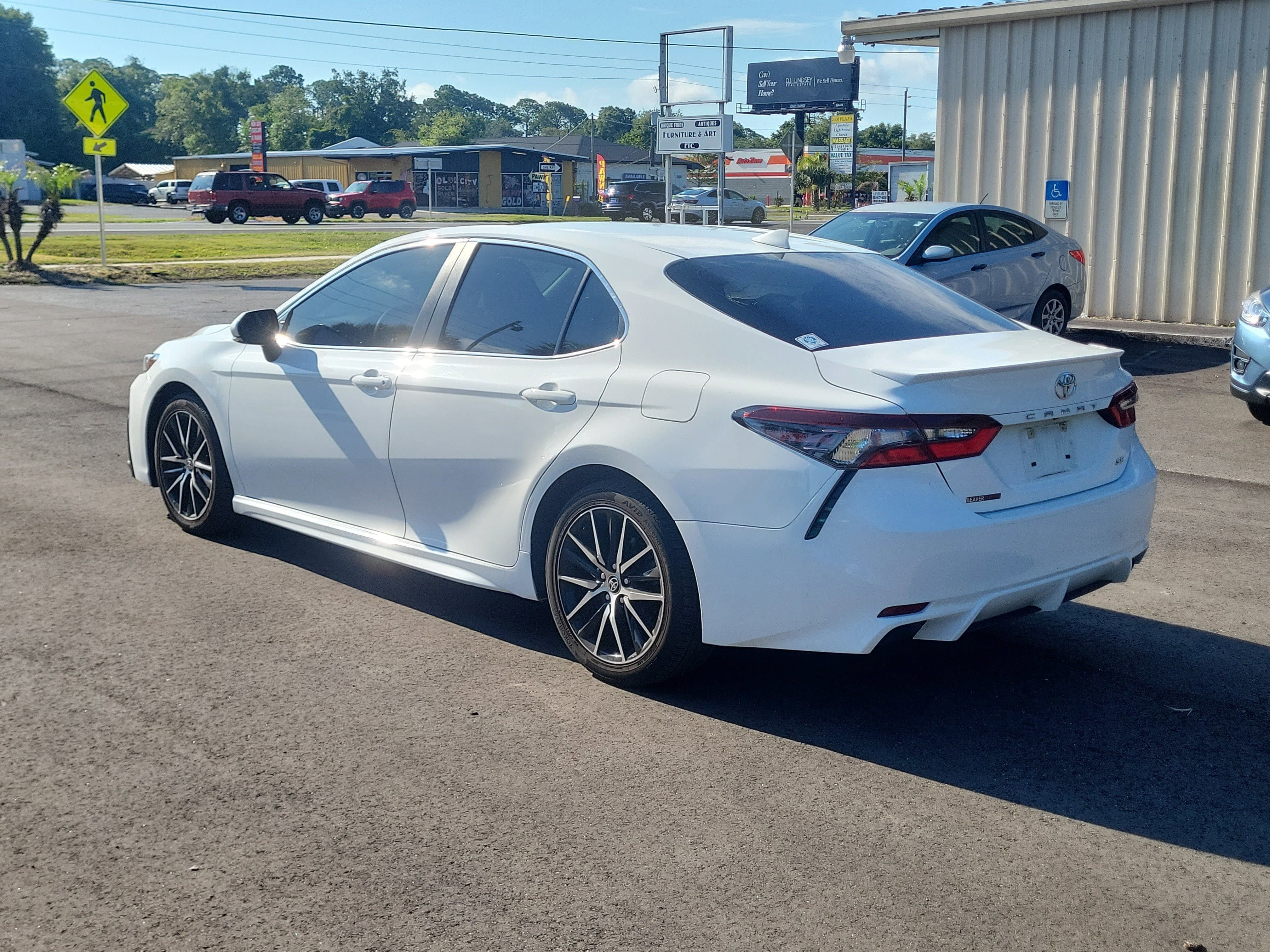 Used 2021 Toyota Camry SE w/ Audio Upgrade Package FWD image 4